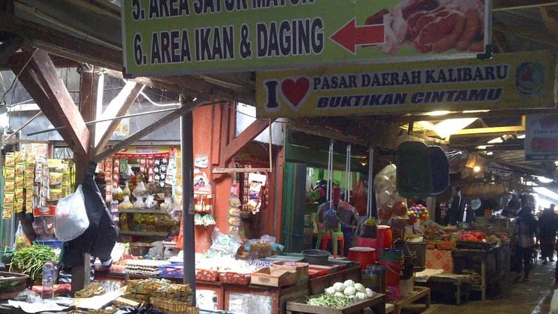 Deretan lapak sayur dan bahan makanan di Pasar Kalibaru Wetan, Banyuwangi