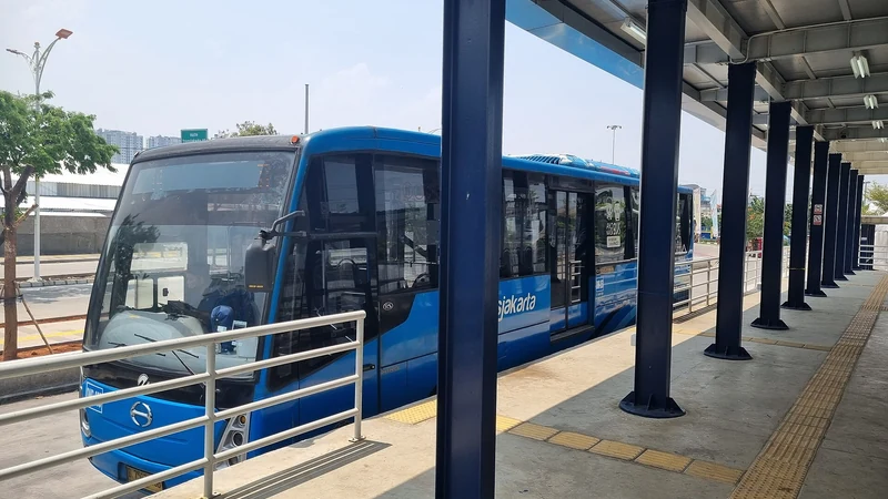 Bus Transjakarta koridor 14 berhenti di peron Halte Jakarta International Stadium