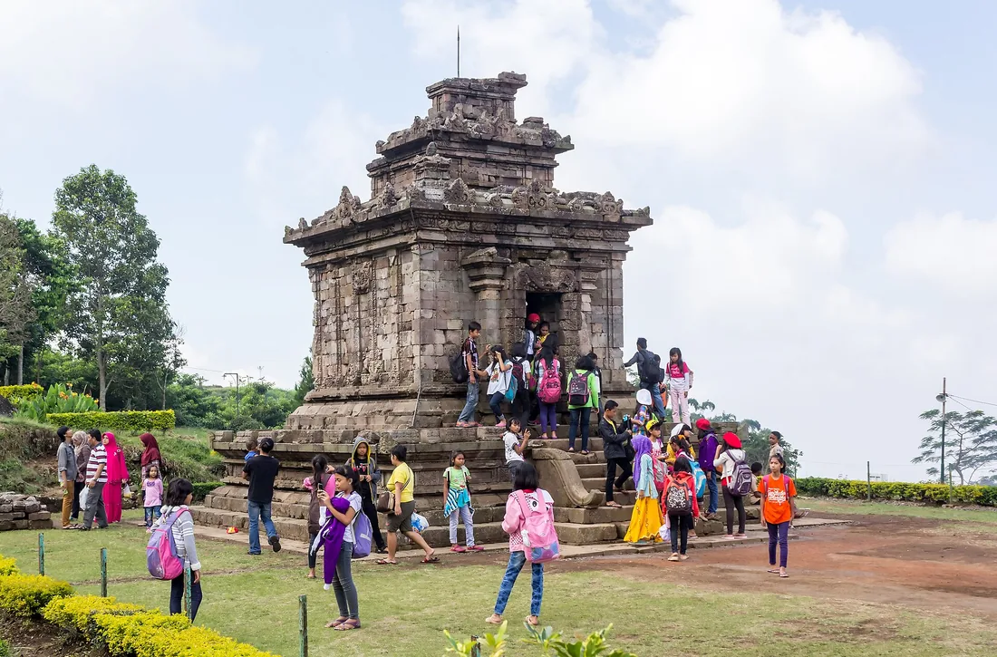 Candi Gedong Songo I di lereng Gunung Ungaran dengan rombongan pengunjung di anak tangga