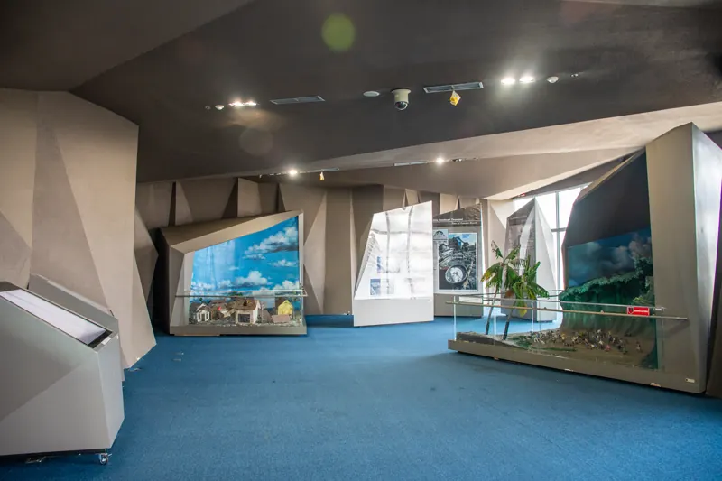 Ruang pameran interior Museum Tsunami Aceh dengan diorama dan panel informasi