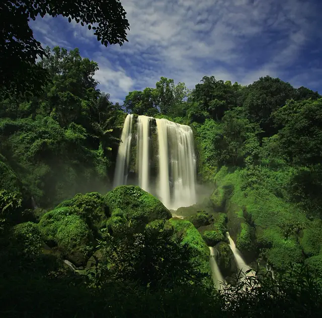 Curug Sewu di Kendal, Jawa Tengah, dengan aliran air bertingkat di tengah hutan hijau
