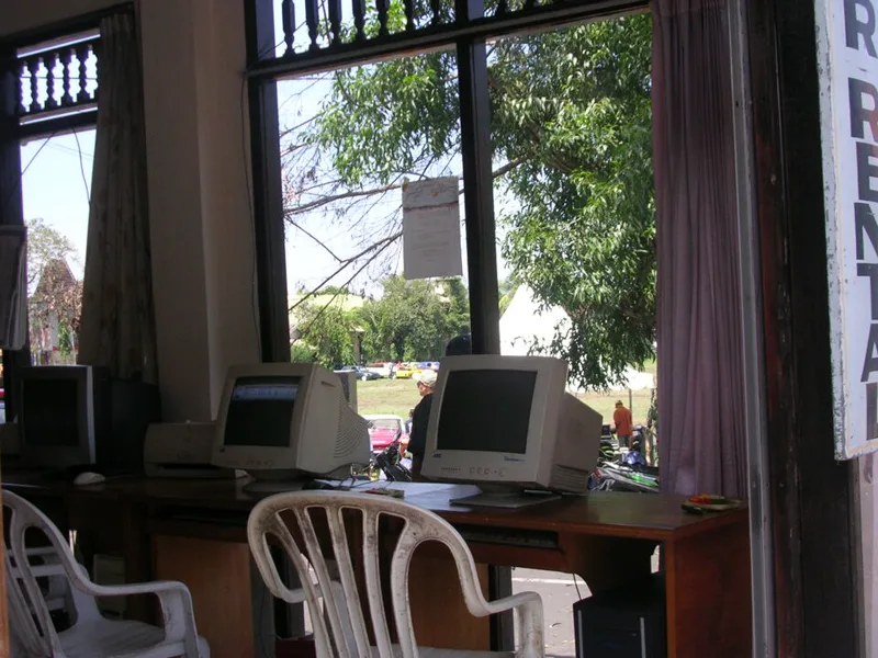 Warung internet di Bali dengan komputer publik dan akses koneksi untuk pelancong
