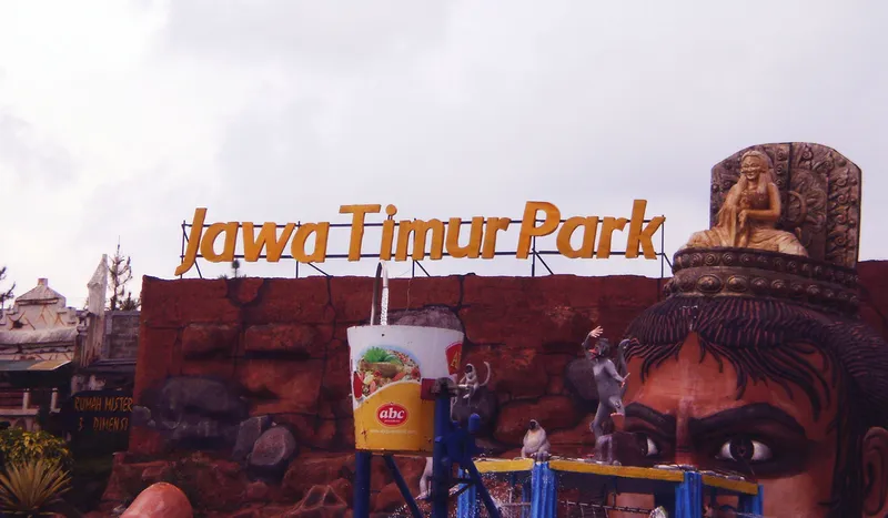 Gapura bertuliskan Jawa Timur Park di pintu masuk kawasan Jatim Park 2, Kota Batu