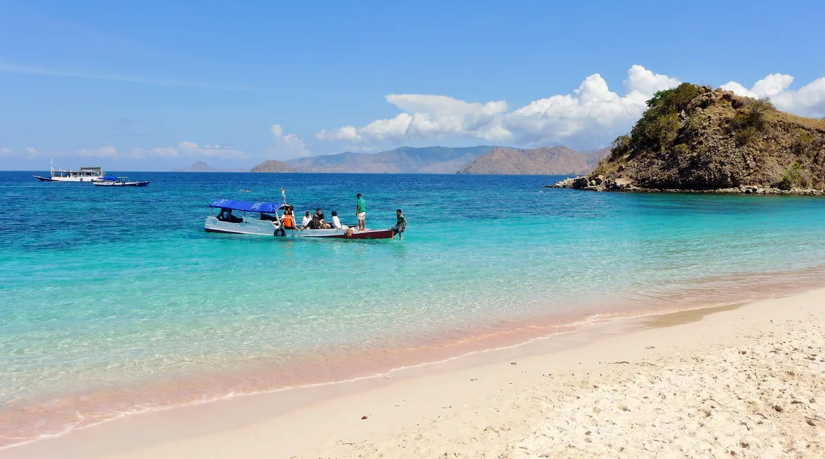 Perahu wisata di perairan jernih Pink Beach, Taman Nasional Komodo
