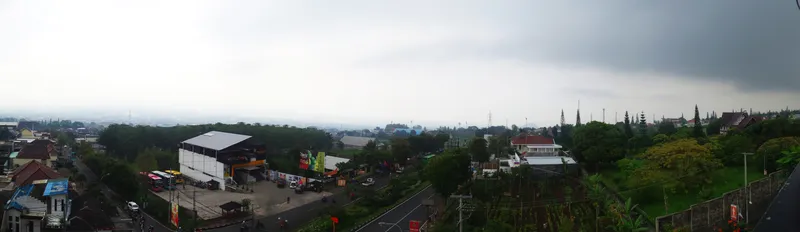 Pemandangan Kota Batu dilihat dari kawasan Museum Angkut, menampilkan hamparan kota dan perbukitan di sekitarnya