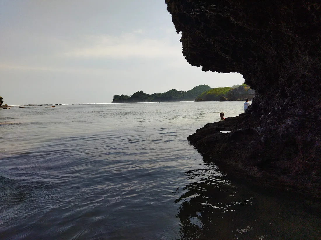 Tebing karang menjorok dan perairan dangkal di Pantai Kondang Merak, Kabupaten Malang