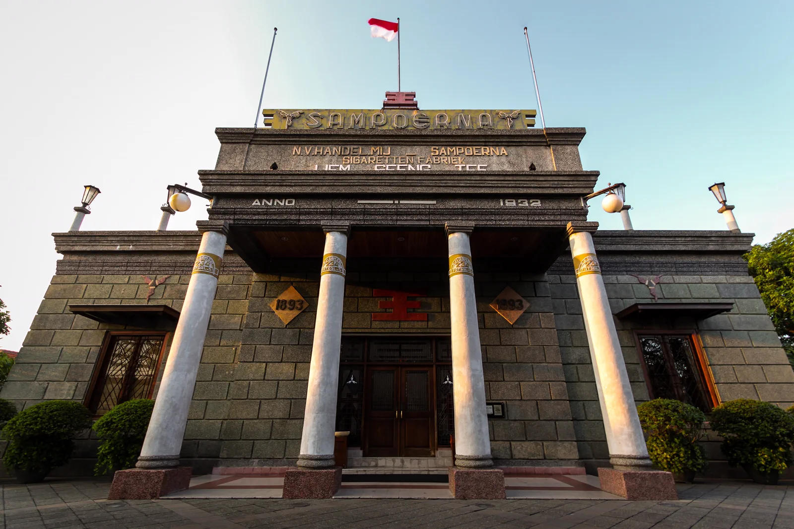 Fasad gedung kolonial House of Sampoerna dengan empat pilar putih, tulisan Sampoerna di atap, dan angka tahun 1932 di pedimen