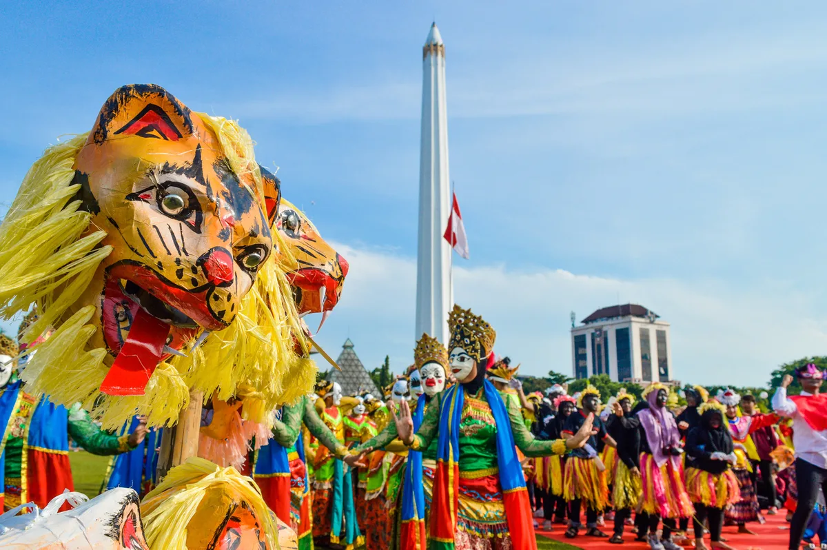 Penari bertopeng dan barongan tampil di pelataran Tugu Pahlawan Surabaya saat acara Grebeg Maulid