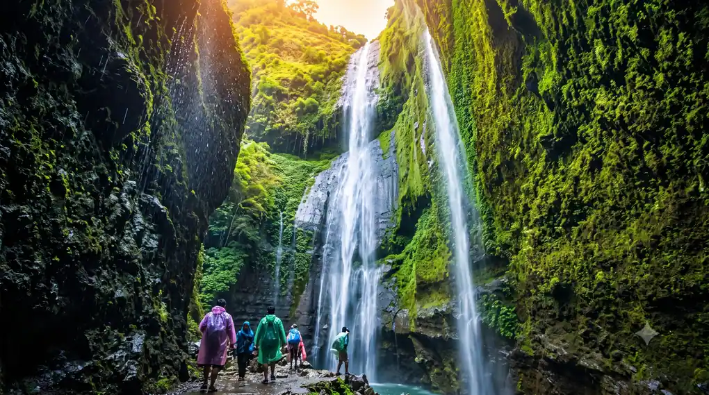 Lorong tebing menuju Air Terjun Madakaripura di Probolinggo