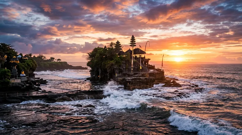 Pura Tanah Lot saat matahari terbenam, destinasi ikonik Bali