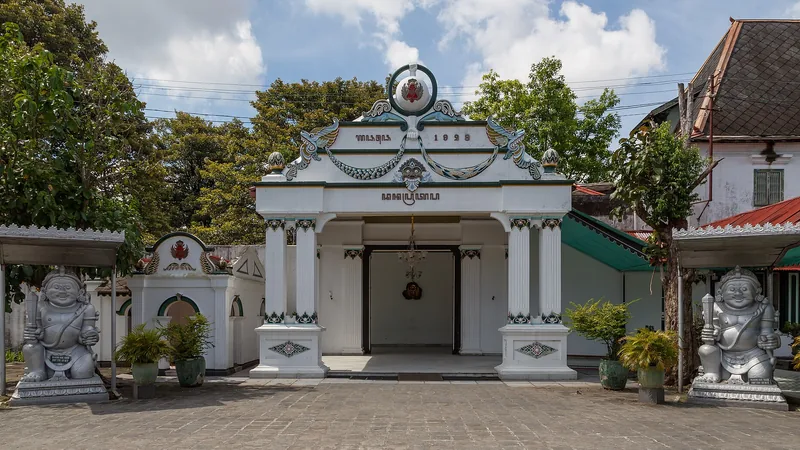 Gerbang Donopratono di Keraton Yogyakarta dengan sepasang arca Dwarapala di kiri dan kanan