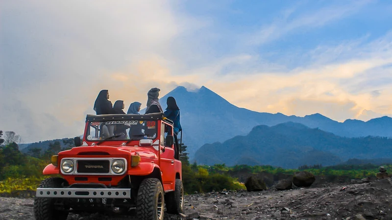Rombongan wisatawan naik jeep terbuka melintasi jalur lahar Gunung Merapi di Cangkringan