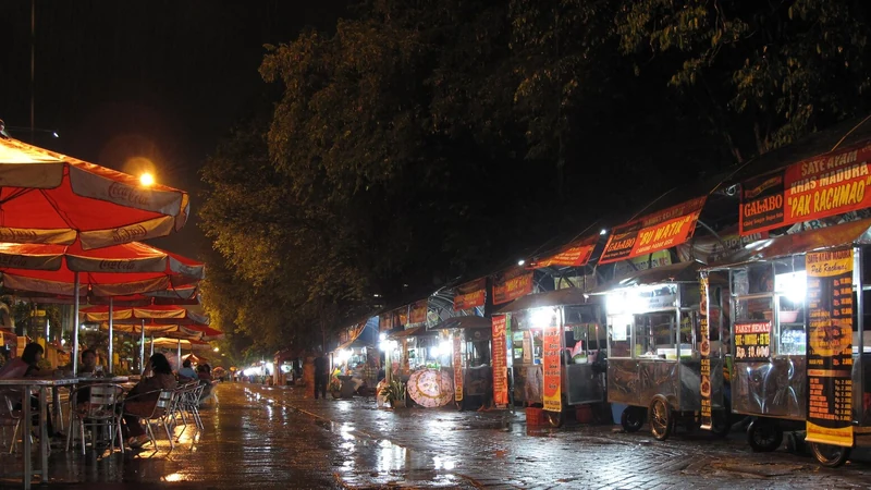 Deretan gerobak kuliner malam di Gladag Langen Bogan atau Galabo Solo dengan lampu menyala