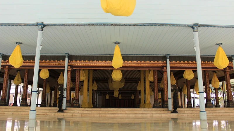 Pendapa Sasana Sewaka di Keraton Kasunanan Surakarta dengan tiang berbalut kain kuning