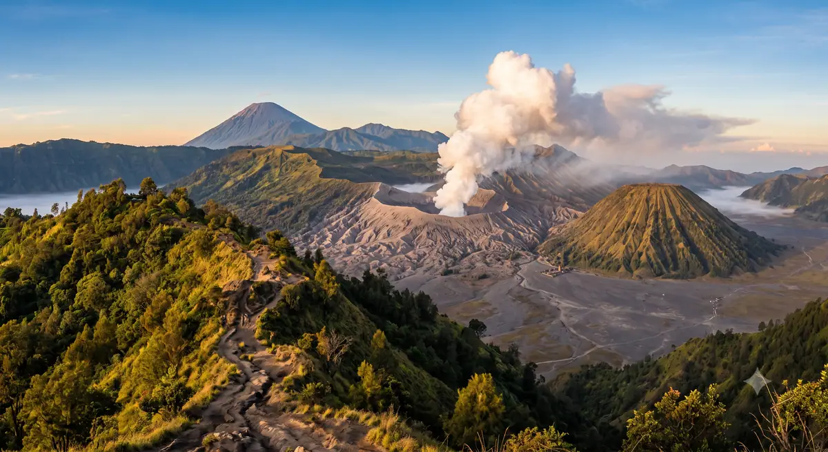 Kawah gunung berapi aktif dengan semburan asap belerang